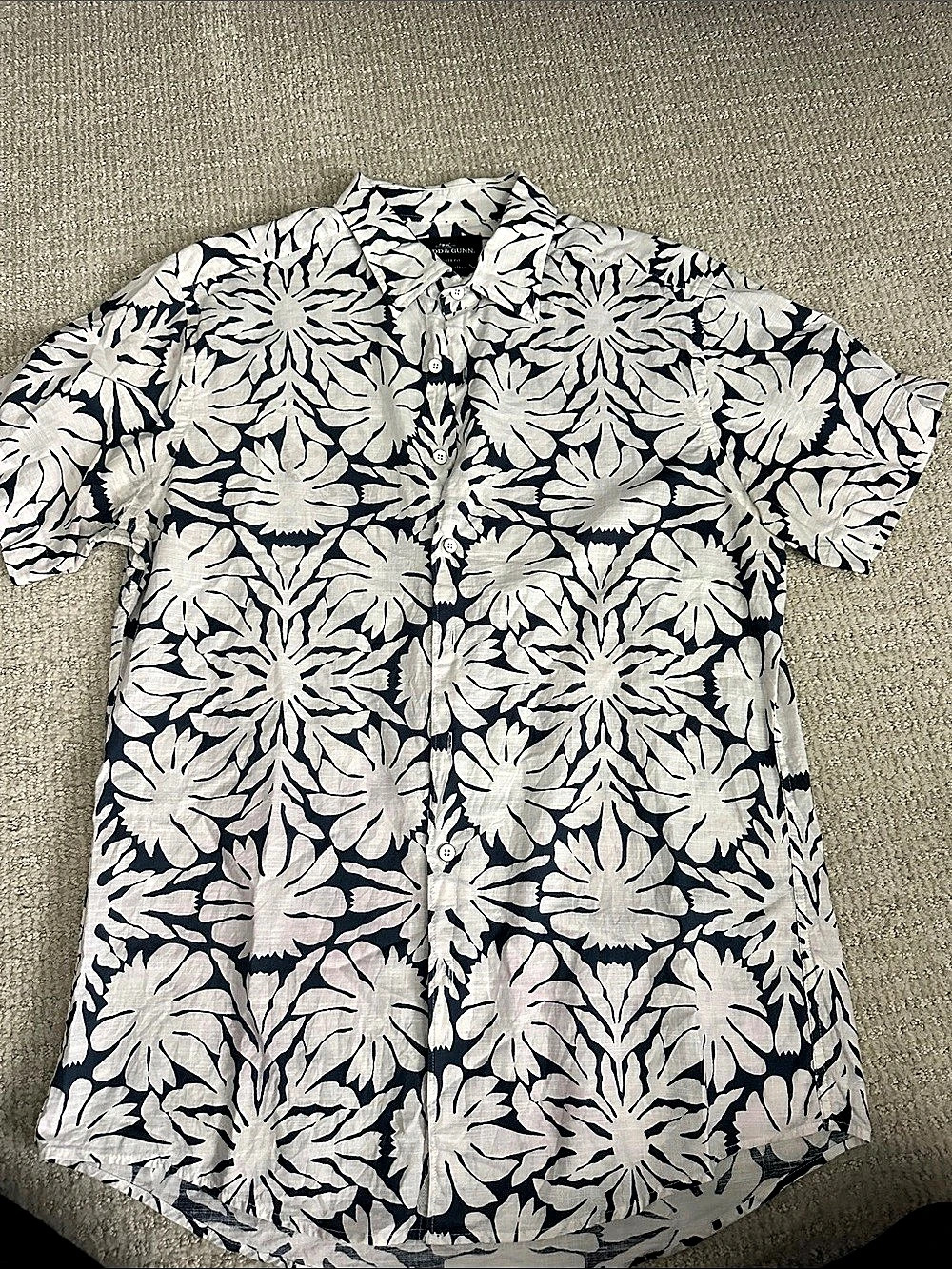 Rodd & Gunn Floral Short Sleeve Shirt in Blue & White Size Medium